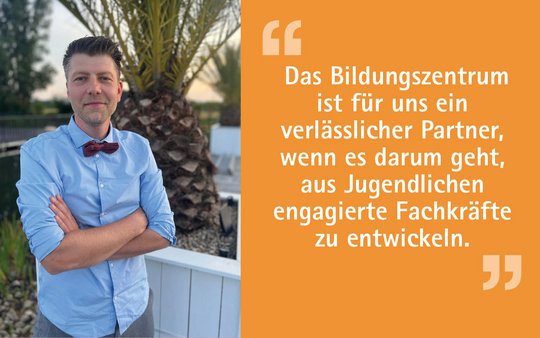 Ein Mann mit lässigem Hemd und Fliege steht mit verschränkten Armen vor einer Palmenlandschaft. Auf der rechten Bildseite befindet sich ein Zitat über die Zuverlässigkeit des Bildungszentrums bei der Entwicklung engagierter Fachkräfte aus Jugendlichen.