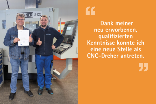 Zwei Männer stehen in einer Werkstatt. Der eine hält ein Zertifikat in der Hand und lächelt, während der andere Daumen hoch zeigt. Im Hintergrund sind eine CNC-Maschine und ein Bedienfeld sichtbar. Text auf der rechten Seite spricht von einer neuen Stelle als CNC-Dreher.